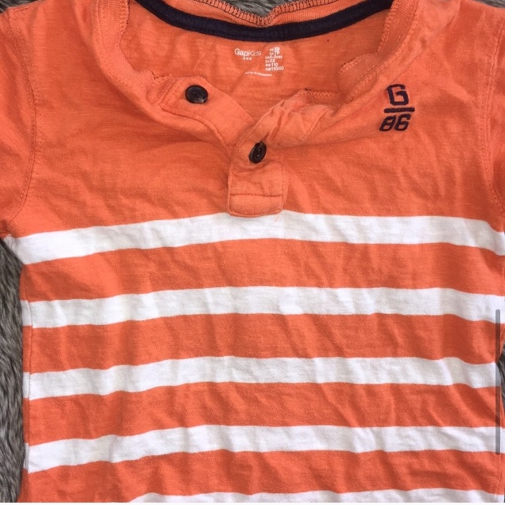 Gap kids boy’s orange white striped Tshirt size XSmall (4/5)